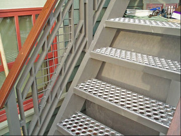 Çin Anti - Skidding Dekoratif Sac Paneller Delikli Metal Merdiven Basamakları Tedarikçi